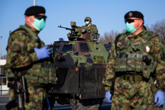 Serbian soldiers stand guard at border crossing with Croatia