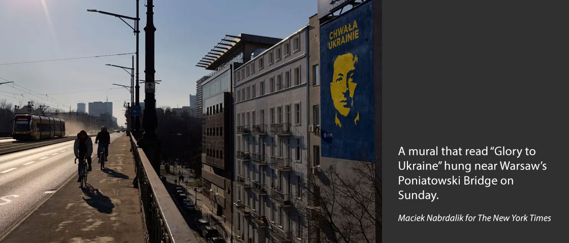 A mural that read “Glory to Ukraine” hung near Warsaw’s Poniatowski Bridge on Sunday.Credit...Maciek Nabrdalik for The New York Times