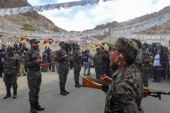 Indian soldiers pay their respects during the funeral of their comrade, Tenzin Nyima, a senior-rank Tibetan official from India's Special Frontier Force, on Sept. 7. | AFP-JIJI