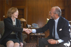 MIT President Susan Hockfield shakes hands with Dr. Gianfelice Rocca after the two signed an agreement launching the Roberto Rocca Project, which will support collaboration between MIT and Milan Politecnico.  Photo / Donna Coveney